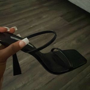 Black party heel. Not too high lightweight perfect heel 👍🏽 👠 🖤 for partying!